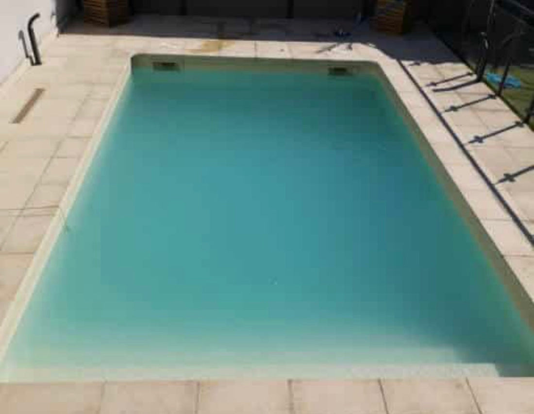 Comment utiliser un floculant pour clarifier l’eau de sa piscine ?