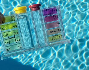 Analyse eau piscine avec testeur goutte – AquaZenn